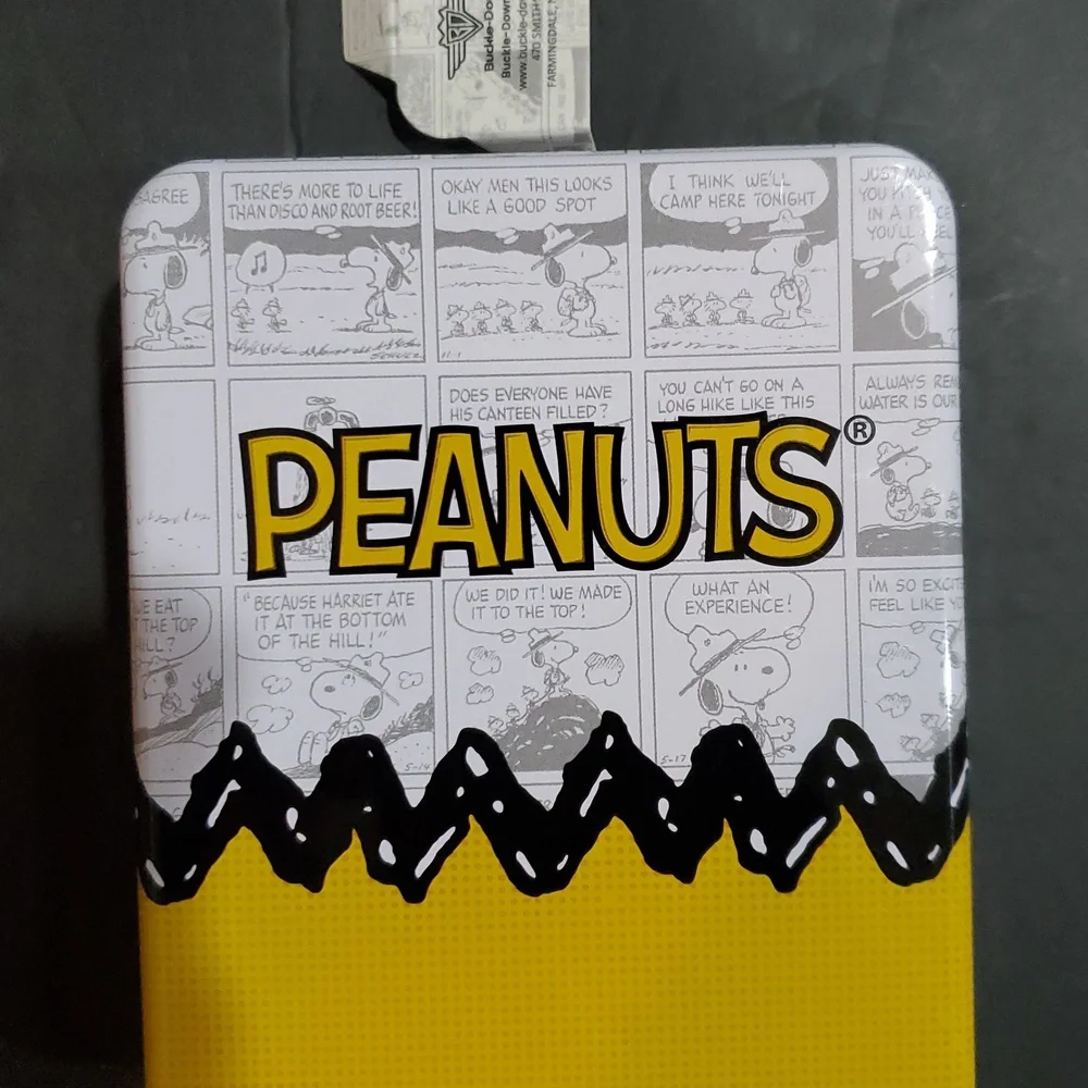 Peanuts Snoopy red oversized Snoopy printed bi-fold wallet in peanuts‎ tin case